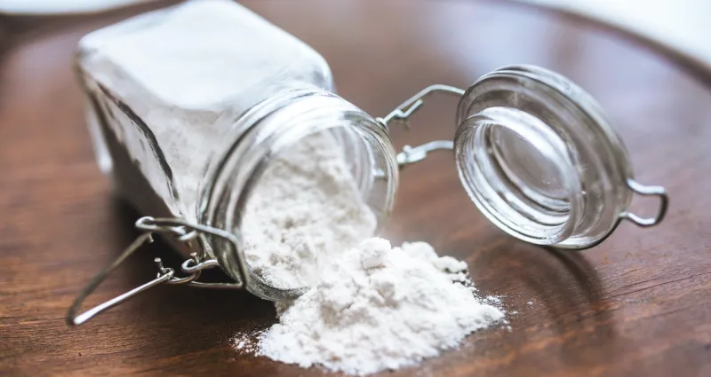 le-bicarbonate-votre-nouveau-complice-pour-un-desherbage-ecologique