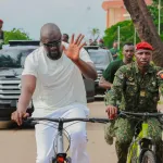 guinee-putschiste-tres-fute-mamadi-doumbouya-fait-du-velo-et-du-footing-a-travers-conakry