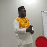 litterature-kouassi-max-elie-arsene-presente-son-nouveau-livre-et-partage-les-cles-d-une-relation-parent-enfant