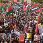 soutien-a-la-junte-mpsr2-des-manifestants-a-ouagadougou-reconsiderent-ibrahim-traore-et-lui-jettent-des-fleurs
