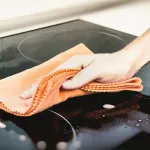 commet-maintenir-la-brillance-le-guide-ultime-pour-nettoyer-et-preserver-votre-plaque-vitroceramique