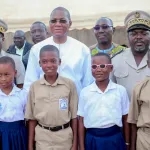 region-de-la-bagoue-le-conseil-regional-equipe-des-ecoles-en-tables-bancs