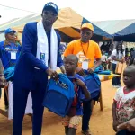 region-du-n-zi-le-cri-de-la-veuve-et-de-l-orphelin-offre-des-kits-scolaire-aux-eleves-du-village-d-assika-kayabo