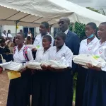 yamoussoukro-le-ministre-gouverneur-distribue-1000-kits-scolaires-pour-la-rentree-2024-2025