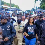 man-in-se-boh-roselyne-layo-fait-son-boucan-sur-la-terre-de-ses-ancetres-a-travers-des-actions-fortes