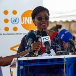 semaine-regionale-de-la-planification-familiale-mme-cecile-c-zoungrana-instruit-les-femmes-du-gontougo