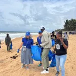 grand-bassam-200-kg-de-plastiques-collectes-sur-la-plage-par-l-ong-green-ivory-et-l-equipe-europe