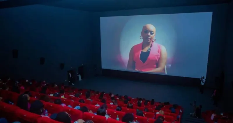 nadiya-sabeh-embarque-les-cinephiles-dans-sa-bataille-contre-le-cancer-du-sein