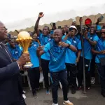 injs-le-trophee-de-la-can-2023-presente-aux-etudiants-et-au-personnel-administratif-par-le-ministre-adje-silas