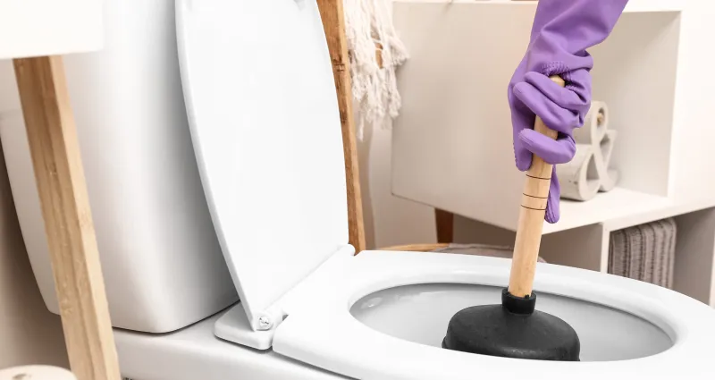 toilettes-bouchees-3-solutions-efficaces-pour-resoudre-le-probleme-a-domicile