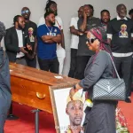 deuil-consternation-a-aeroport-d-abdijan-a-l-arrivee-de-la-depouille-de-valery-du-groupe-espoir-2000