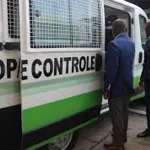 transport-urbain-malgre-le-jour-ferie-la-sotra-arrete-5-fraudeurs-de-bus-sous-la-pluie-intense