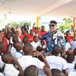 plateau-koffi-olomide-visite-la-case-des-enfants-les-bras-charges-hommage-vibrant-a-dominique-ouattara