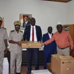 tiassale-pierre-dimba-offre-du-materiel-informatique-aux-services-de-l-etat