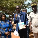 education-pour-tous-a-sinfra-et-bouafle-le-pcr-de-la-marahoue-dote-les-ecoles-de-manuels-scolaires