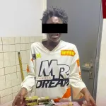 abobo-une-vendeuse-ambulante-de-drogues-interpellee-au-pk-18-avec-son-plateau-de-produits-prohibes