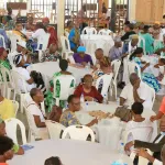 the-dansant-les-anciens-jouent-aux-jeux-de-leur-enfance-et-dansent-au-rythme-de-leur-epoque