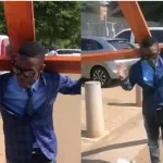 afrique-du-sud-le-pasteur-mboro-porte-la-croix-du-christ-pour-se-rendre-a-son-proces-un-acte-qui-fait-le-buzz