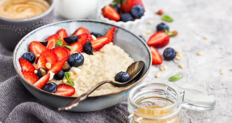 reveillez-vous-en-pleine-forme-fruits-cereales-et-douceurs-pour-un-petit-dejeuner-equilibre