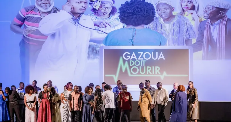 gazoua-doit-mourir-fidele-koffi-seduit-le-public-en-cette-fin-d-annee-avec-une-comedie-a-l-ivoirienne