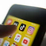 elections-en-roumanie-l-ue-renforce-la-surveillance-de-tiktok-face-aux-risques-d-ingerence