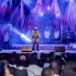 concert-debordo-leekunfa-offre-un-spectacle-xxl-devant-un-parterre-de-personnalites