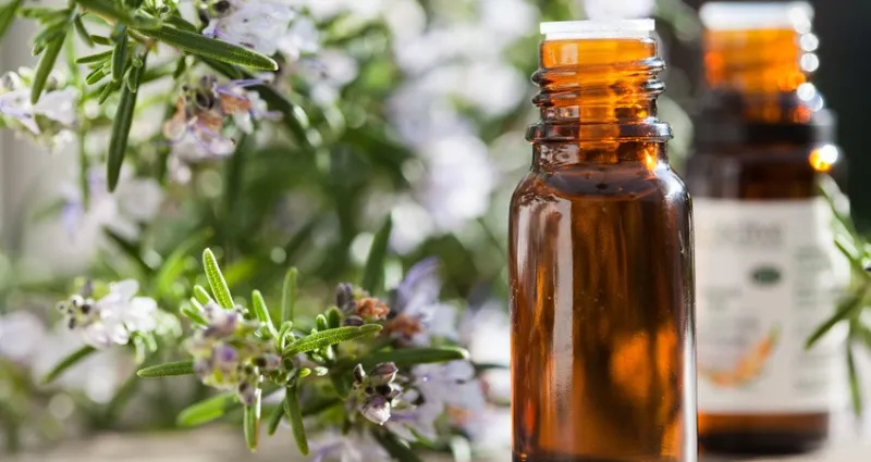 les-huiles-essentielles-votre-secret-naturel-pour-des-cheveux-sublimes