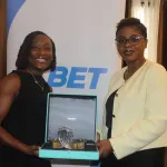 athletisme-marie-josee-ta-lou-presente-sa-couronne-tiffany-a-son-partenaire-ivoirien