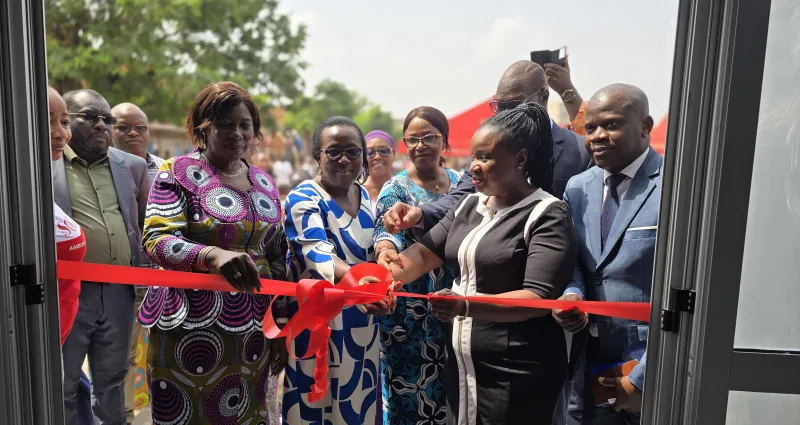 lycee-moderne-de-treichville-solibra-rehabilite-la-bibliotheque