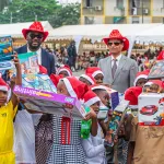 arbre-de-noel-2024-a-port-bouet-emmou-sylvestre-offre-plus-de-30-000-cadeaux-aux-enfants-de-la-commune