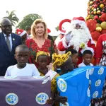 arbre-de-noel-de-la-fondation-children-of-africa-le-pere-noel-en-helico-dominique-ouattara-gate-3000-enfants