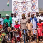 fete-de-fin-d-annee-a-botro-la-mairie-et-une-ong-inondent-les-populations-de-cadeaux