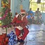 sakassou-200-enfants-de-la-paroisse-notre-dame-de-fourviere-combles-par-la-magie-de-noel