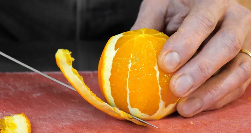 fruits-4-techniques-folles-pour-peler-facilement-vos-agrumes