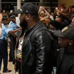 fally-ipupa-arrivee-triomphale-de-la-star-congolaise-a-abidjan-pour-un-concert-inoubliable