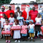la-magie-de-noel-a-koumassi-plus-de-500-enfants-defavorises-combles-de-cadeaux-sous-un-arbre-lumineux