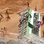 plateau-un-bus-de-la-sotra-se-renverse-dans-la-fosse-de-la-sorbonne-avec-ses-passagers