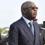 28-decembre-2004-pour-leur-exprimer-sa-reconnaissance-gbagbo-offre-une-cinquantaine-d-artistes-aux-ivoiriens