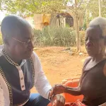 arbre-de-noel-dans-la-me-le-pere-noel-comble-les-enfants-et-soutient-les-personnes-agees