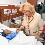 hopital-mere-enfant-de-bingerville-mme-dominique-ouattara-visite-les-jumelles-siamoises-separees-avec-succes