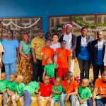 celebration-de-la-fete-de-noel-l-ong-miroir-du-monde-donne-le-sourire-a-des-enfants-atteints-d-imc