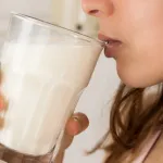 boire-du-lait-le-soir-une-habitude-benefique-ou-un-piege-pour-votre-sommeil