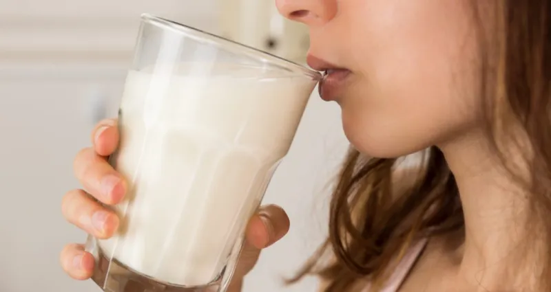 boire-du-lait-le-soir-une-habitude-benefique-ou-un-piege-pour-votre-sommeil