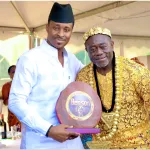 media-benson-d-or-2025-cheick-yvhane-recoit-le-prix-d-excellence-du-meilleur-presentateur-de-cote-d-ivoire