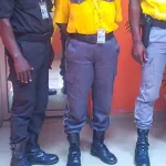 28-janvier-2000-mecontentement-a-la-mairie-de-treichville-des-vigiles-bloquent-les-portails