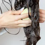 le-shampoing-solide-pourquoi-l-adopter-et-comment-le-fabriquer-soi-meme