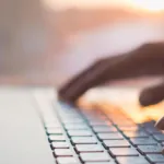 crimes-en-ligne-le-royaume-uni-s-attaque-aux-predateurs-exploitant-l-ia