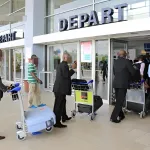 4-fevrier-2006-exil-aux-usa-des-dizaines-de-candidats-gruges-a-l-aeroport-fhb