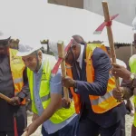 koumassi-le-maire-balley-narcisse-lance-les-travaux-de-bitumage-du-quartier-bia-sud