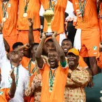 football-lancement-du-pagne-3-etoiles-en-hommage-aux-elephants-champions-d-afrique-2023